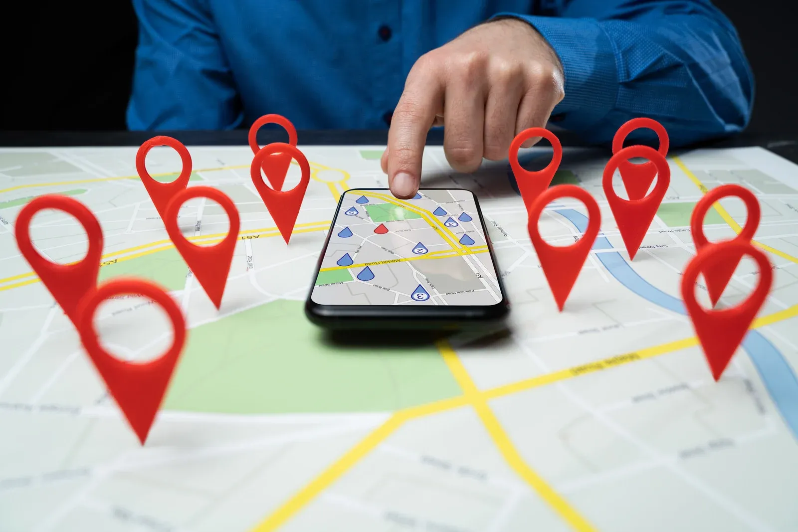Person searching for flight training on a mobile device