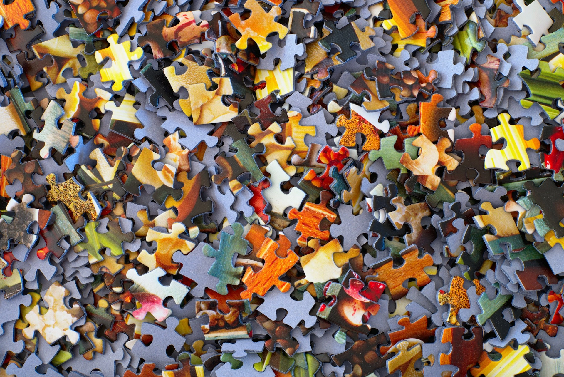 jigsaw puzzle pieces simbolizing all the knowledge a person can learn at our webinars