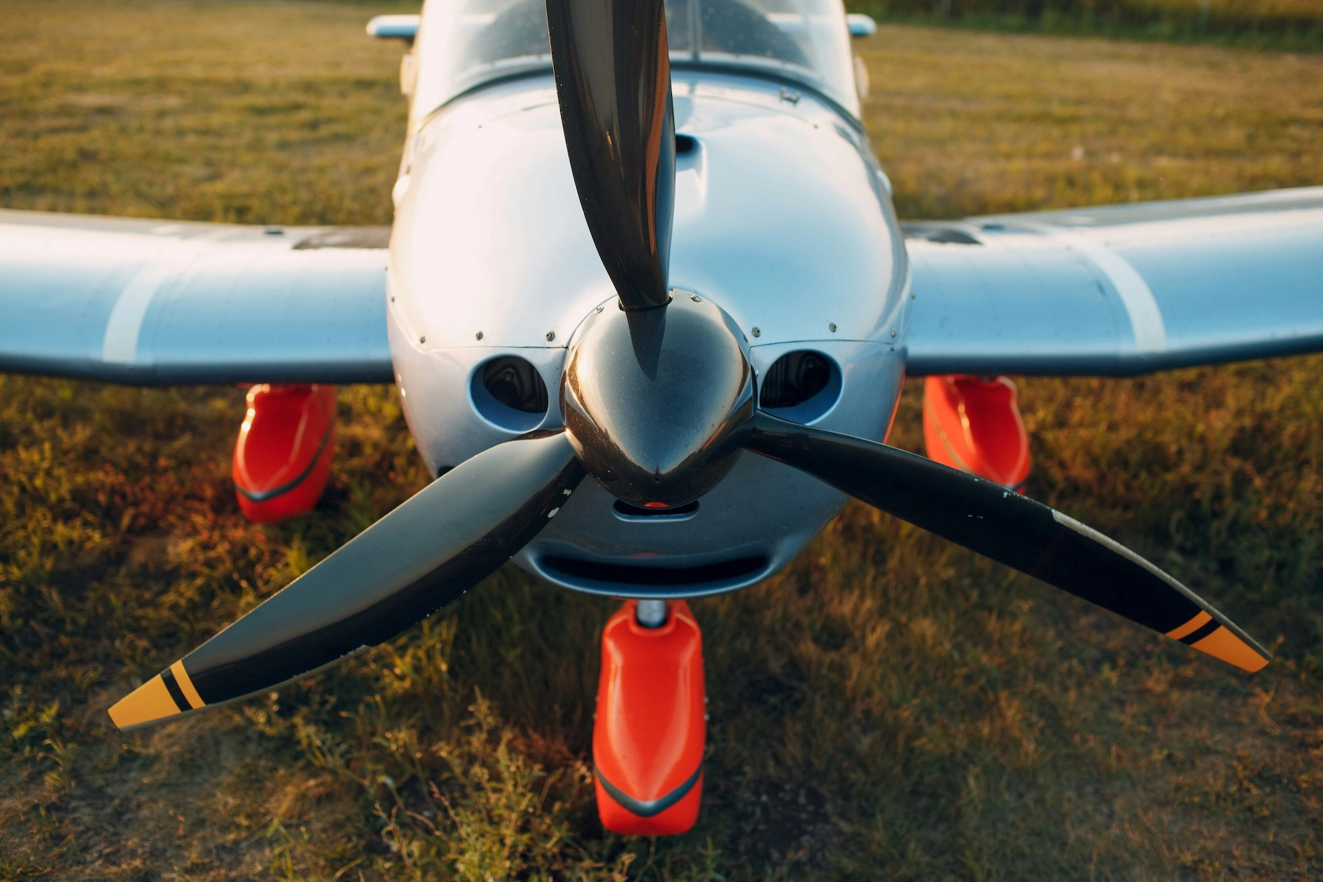 Front view of a Cessna 172, close-up of the propeller